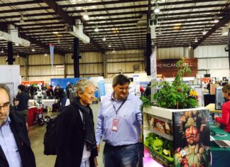 Le Piante Sono Creature di Luce: BioPic Rivoluziona l’Agricoltura Urbana Renato Reggiani e Riccardo Luna alla Maker Faire di San Francisco in California allo stand BioPic