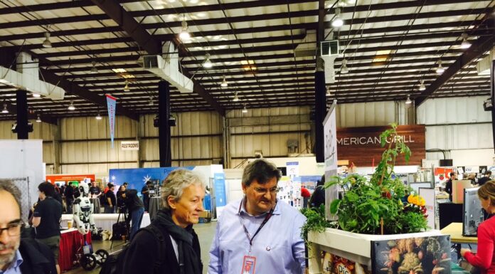 Le Piante Sono Creature di Luce: BioPic Rivoluziona l’Agricoltura Urbana Renato Reggiani e Riccardo Luna alla Maker Faire di San Francisco in California allo stand BioPic