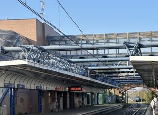 Caos sulla Roma-Lido: folla bloccata sulla via Ostiense per un guasto e mancanza di navette