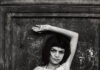 Letizia Battaglia a Torino: L’opera 1970–2020 in mostra a CAMERA Una bambina con un pallone nel quartiere Cala di Palermo, fotografata da Letizia Battaglia nel 1980