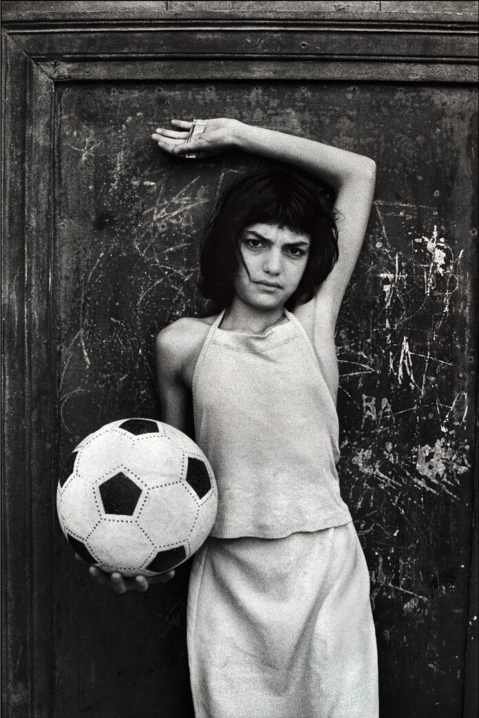 Una bambina con un pallone nel quartiere Cala di Palermo, fotografata da Letizia Battaglia nel 1980