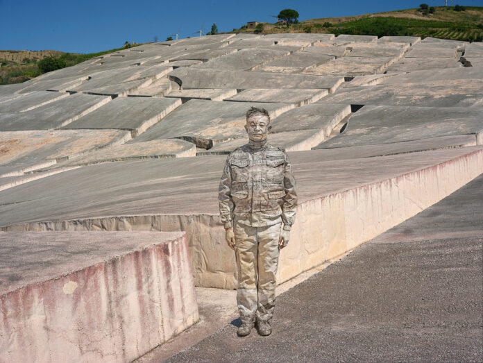 Liu Bolin mimetizzato sulle superfici del Grande Cretto di Gibellina