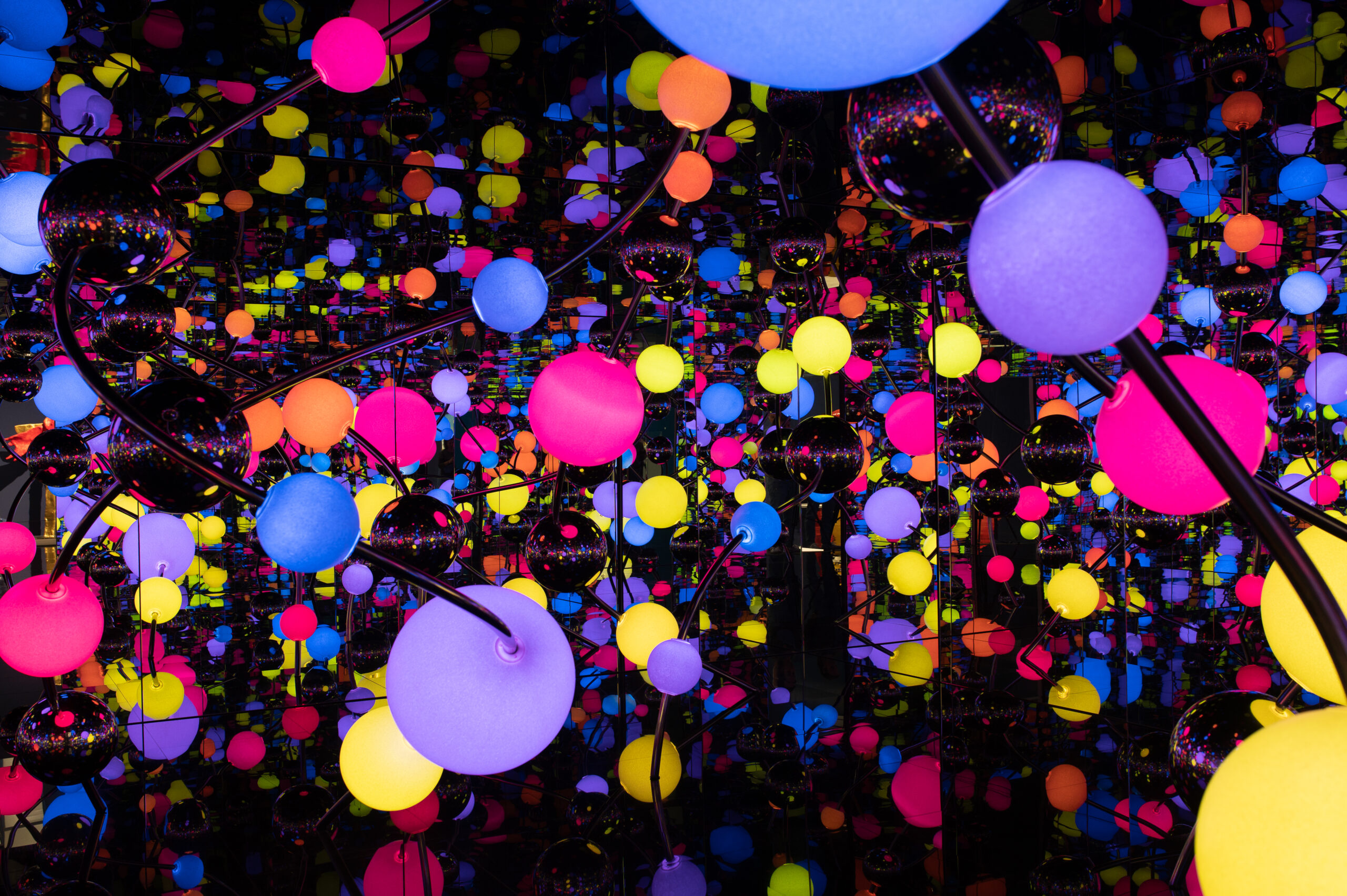 Installazione di Yayoi Kusama con specchi e luci colorate, fotografata allo Sprengel Museum Hannover nel 2025